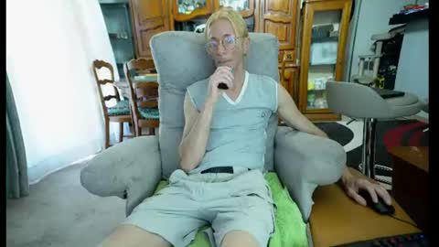 Snapshot of 00jeff31 chatting on 06/23/26, 10:57 jeff online show from 06/23/26, 10:57