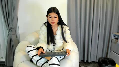 Snapshot of 1bonnie chatting on 02/18/25, 02:05 Hello soy bonnie online show from 02/18/25, 02:05