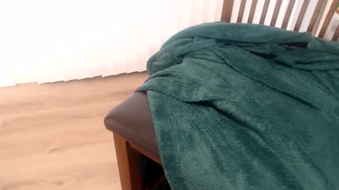 i erupt if you suck ur nipples 4 me and look at the camera while watching me online show from 10/03/25, 12:57