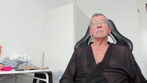 Snapshot of 200gentleman chatting on 12/10/24, 02:17 Henk online show from 12/10/24, 02:17