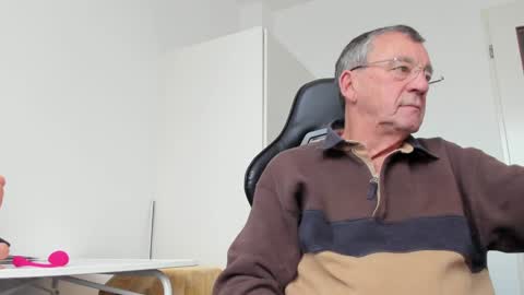 Snapshot of 200gentleman chatting on 12/12/24, 01:06 Henk online show from 12/12/24, 01:06