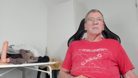 Snapshot of 200gentleman chatting on 12/13/24, 05:10 Henk online show from 12/13/24, 05:10