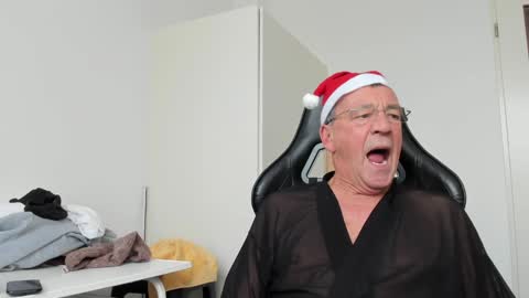 Snapshot of 200gentleman chatting on 12/14/24, 01:05 Henk online show from 12/14/24, 01:05