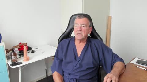 Snapshot of 200gentleman chatting on 12/15/24, 01:22 Henk online show from 12/15/24, 01:22