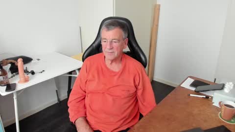 Snapshot of 200gentleman chatting on 12/19/24, 01:18 Henk online show from 12/19/24, 01:18