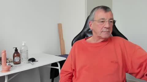 Snapshot of 200gentleman chatting on 12/29/24, 01:28 Henk online show from 12/29/24, 01:28