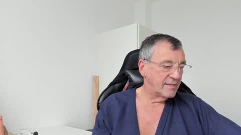 Snapshot of 200gentleman chatting on 01/01/25, 01:37 Henk online show from 01/01/25, 01:37