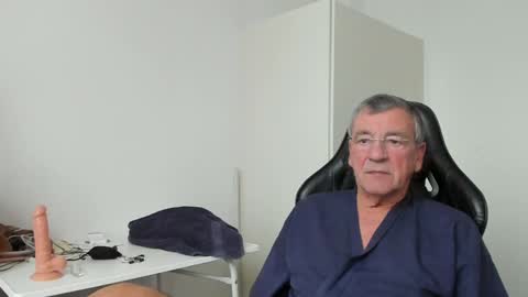 Snapshot of 200gentleman chatting on 01/05/25, 01:36 Henk online show from 01/05/25, 01:36