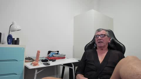 Snapshot of 200gentleman chatting on 01/09/25, 04:17 Henk online show from 01/09/25, 04:17