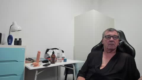 Snapshot of 200gentleman chatting on 01/12/25, 07:21 Henk online show from 01/12/25, 07:21