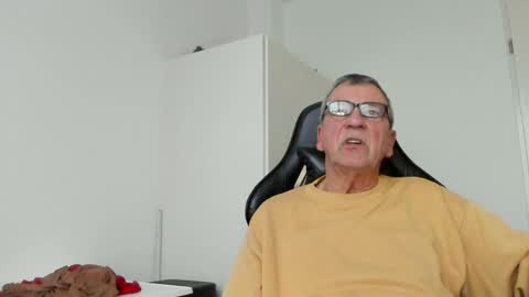 Snapshot of 200gentleman chatting on 01/22/25, 03:51 Henk online show from 01/22/25, 03:51