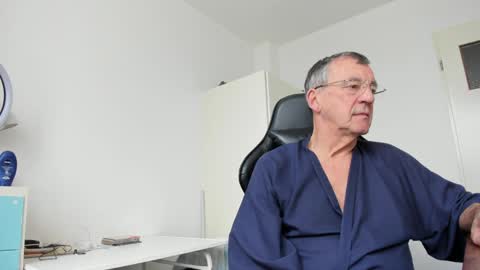 Snapshot of 200gentleman chatting on 02/04/25, 10:43 Henk online show from 02/04/25, 10:43