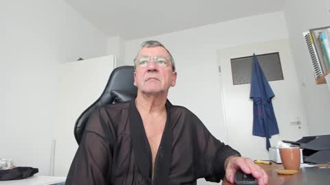 Snapshot of 200gentleman chatting on 02/06/25, 11:10 Henk online show from 02/06/25, 11:10