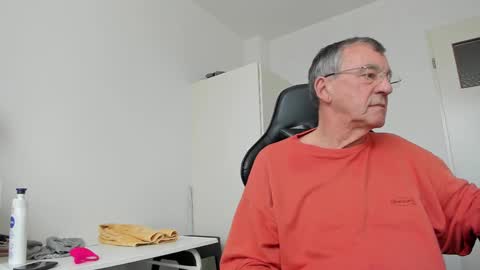 Snapshot of 200gentleman chatting on 02/10/25, 12:18 Henk online show from 02/10/25, 12:18