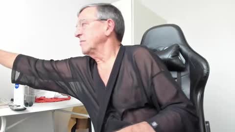 Snapshot of 200gentleman chatting on 02/14/25, 02:02 Henk online show from 02/14/25, 02:02