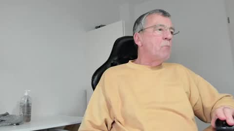 Snapshot of 200gentleman chatting on 02/16/25, 06:43 Henk online show from 02/16/25, 06:43