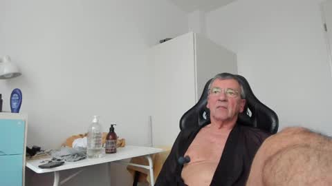 Snapshot of 200gentleman chatting on 02/20/25, 04:36 Henk online show from 02/20/25, 04:36