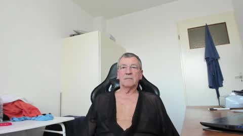 Snapshot of 200gentleman chatting on 03/05/25, 04:13 Henk online show from 03/05/25, 04:13