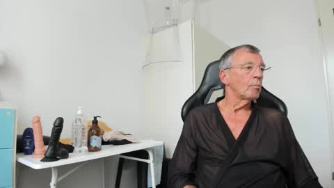 Snapshot of 200gentleman chatting on 09/28/25, 03:17 Henk online show from 09/28/25, 03:17