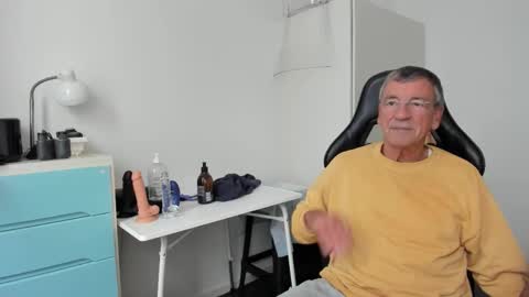 Snapshot of 200gentleman chatting on 10/07/25, 01:30 Henk online show from 10/07/25, 01:30