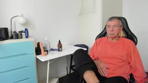 Snapshot of 200gentleman chatting on 10/09/25, 01:31 Henk online show from 10/09/25, 01:31