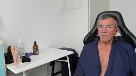 Snapshot of 200gentleman chatting on 10/11/25, 11:09 Henk online show from 10/11/25, 11:09