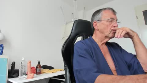 Snapshot of 200gentleman chatting on 10/12/25, 11:09 Henk online show from 10/12/25, 11:09