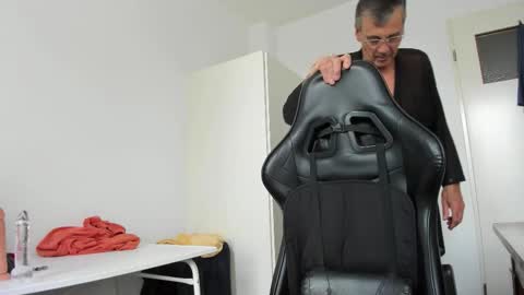 Snapshot of 200gentleman chatting on 10/14/25, 12:17 Henk online show from 10/14/25, 12:17