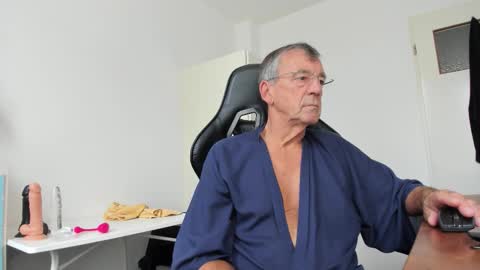 Snapshot of 200gentleman chatting on 10/16/25, 10:27 Henk online show from 10/16/25, 10:27