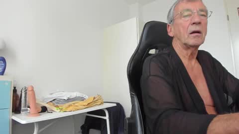 Snapshot of 200gentleman chatting on 10/18/25, 02:18 Henk online show from 10/18/25, 02:18