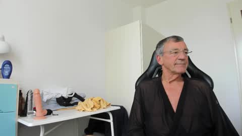 Snapshot of 200gentleman chatting on 10/19/25, 12:17 Henk online show from 10/19/25, 12:17