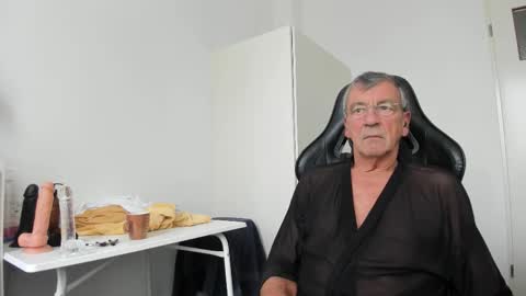 Snapshot of 200gentleman chatting on 10/21/25, 12:50 Henk online show from 10/21/25, 12:50