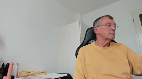 Snapshot of 200gentleman chatting on 10/23/25, 12:15 Henk online show from 10/23/25, 12:15