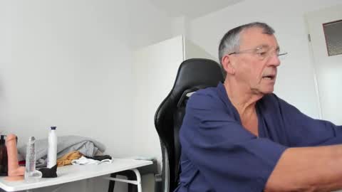 Snapshot of 200gentleman chatting on 10/26/25, 01:39 Henk online show from 10/26/25, 01:39