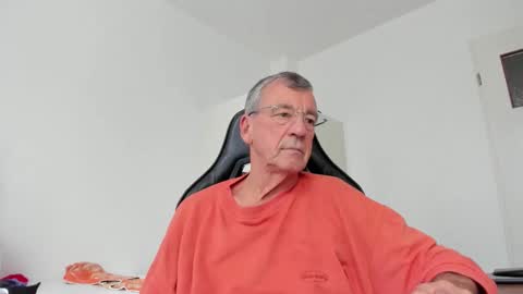 Snapshot of 200gentleman chatting on 10/29/25, 02:52 Henk online show from 10/29/25, 02:52