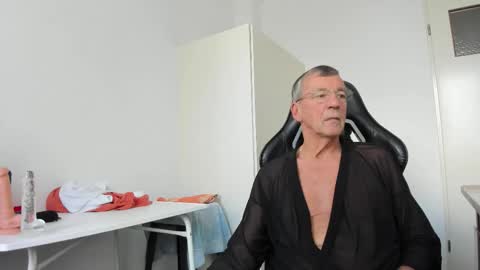 Snapshot of 200gentleman chatting on 10/30/25, 12:39 Henk online show from 10/30/25, 12:39