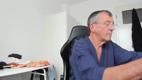 Snapshot of 200gentleman chatting on 11/01/25, 01:57 Henk online show from 11/01/25, 01:57