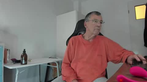 Snapshot of 200gentleman chatting on 11/02/25, 04:20 Henk online show from 11/02/25, 04:20