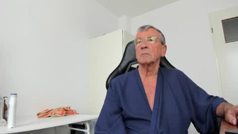 Snapshot of 200gentleman chatting on 05/03/26, 12:22 Henk online show from 05/03/26, 12:22
