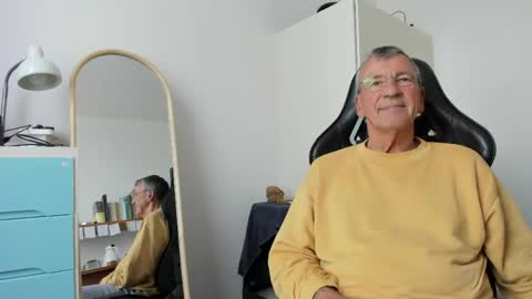 Snapshot of 200gentleman chatting on 06/07/26, 04:00 Henk online show from 06/07/26, 04:00