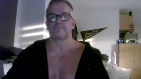 Thomas online show from 11/11/25, 02:39