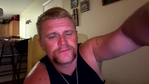 Snapshot of 22bigelo2316 chatting on 10/25/25, 02:52 22bigelo2316 online show from 10/25/25, 02:52