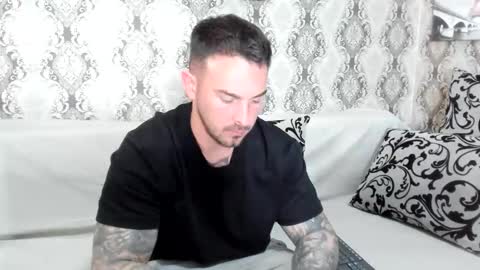 Snapshot of 2sexymuscles chatting on 04/21/26, 07:50 2sexymuscles online show from 04/21/26, 07:50