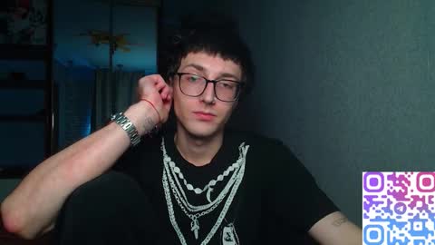 Snapshot of 8_goat chatting on 11/23/25, 04:12 Phillip online show from 11/23/25, 04:12