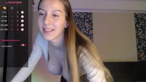 Snapshot of _annymars_ chatting on 11/16/25, 04:23 Anny online show from 11/16/25, 04:23