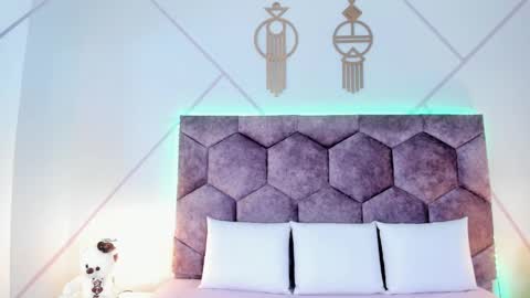 _aurora_collins_ online show from 11/22/25, 12:26