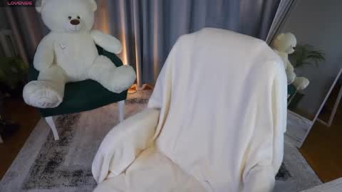 Snapshot of _b00bss_ chatting on 05/04/26, 03:35 Jess online show from 05/04/26, 03:35