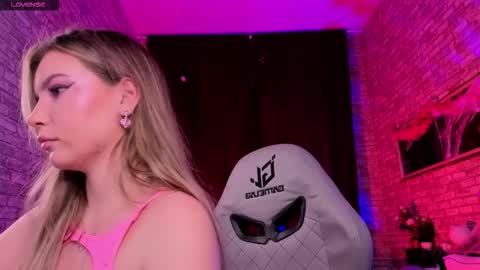 Snapshot of _bellaclark chatting on 10/27/25, 08:46 Bella online show from 10/27/25, 08:46