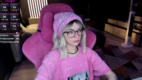 Snapshot of _black_fox__ chatting on 06/15/26, 10:45 Olivia Subscribe to my Fansly - online show from 06/15/26, 10:45