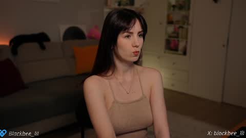 Snapshot of _blackbee_ chatting on 06/20/26, 05:27 Lili online show from 06/20/26, 05:27
